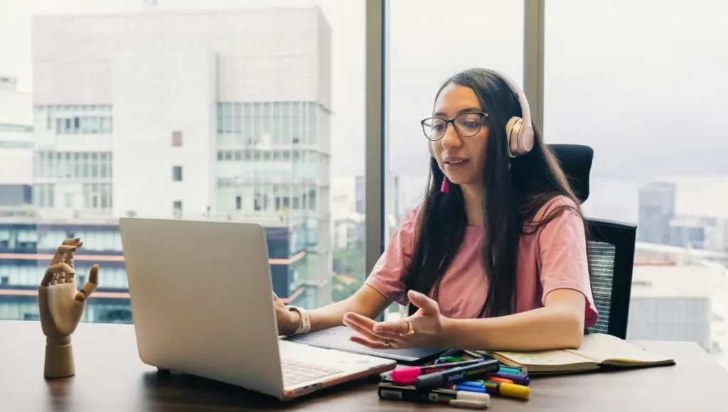 lady suing a laptop with headphones on