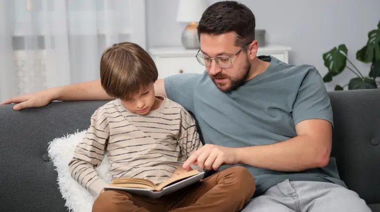 Japanese learning for kids: parent and child reading books together
